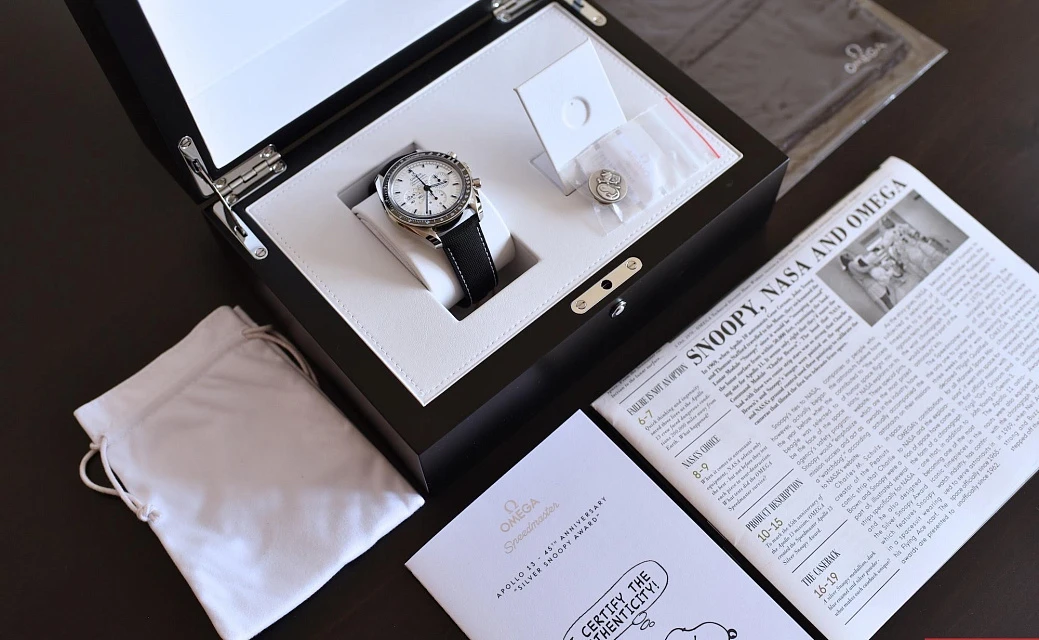 Часы Omega  Speedmaster Apollo 13 Silver Snoopy Award  311.32.42.30.04.003