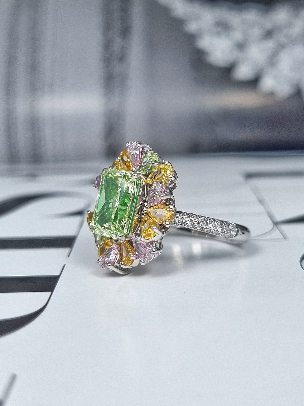 Украшение GIA  Кольцо с бриллиантом 3,30 ct. Fancy Brownish Greenish Yellow/VS2   