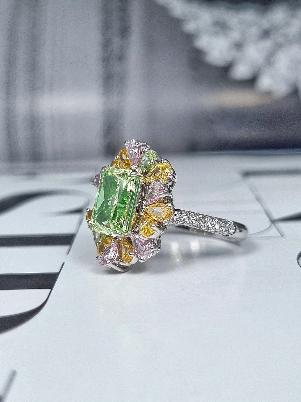 Украшение GIA  Кольцо с бриллиантом 3,30 ct. Fancy Brownish Greenish Yellow/VS2   