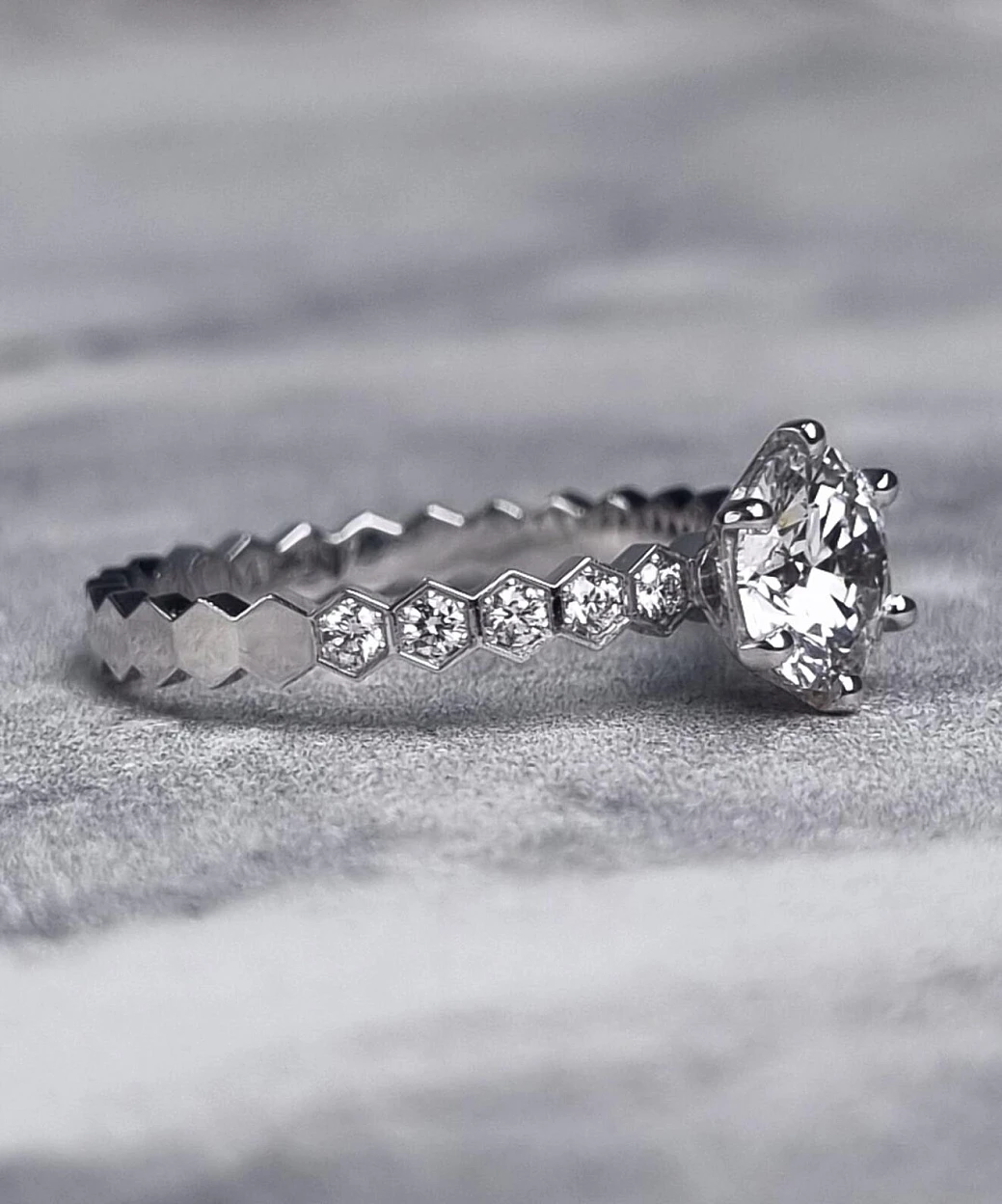 Украшение Chaumet  Кольцо Solitaire Bee My Love 1,01 F/Vs1  J1NQ00 