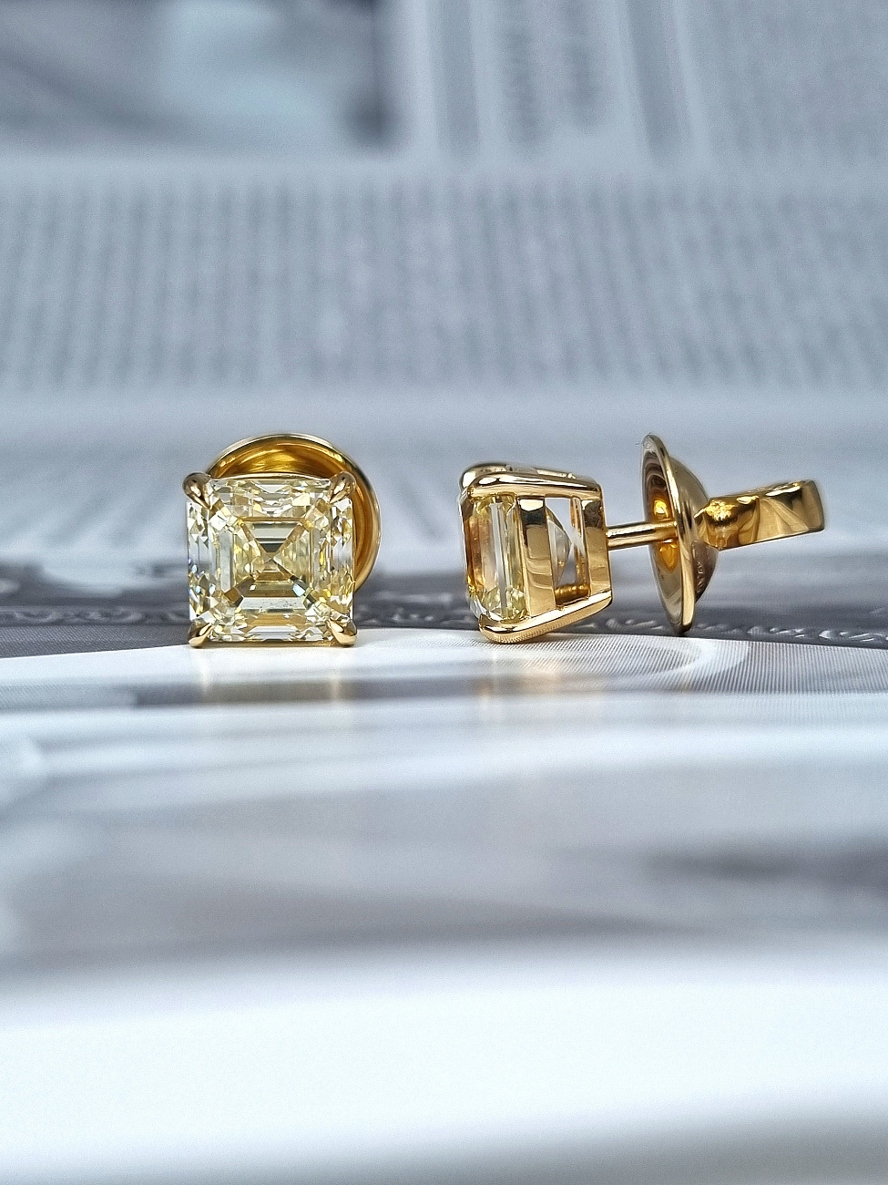 Украшение GIA  Серьги 2,51/2,51 ct. U to V/VS1 (Asscher cut)   