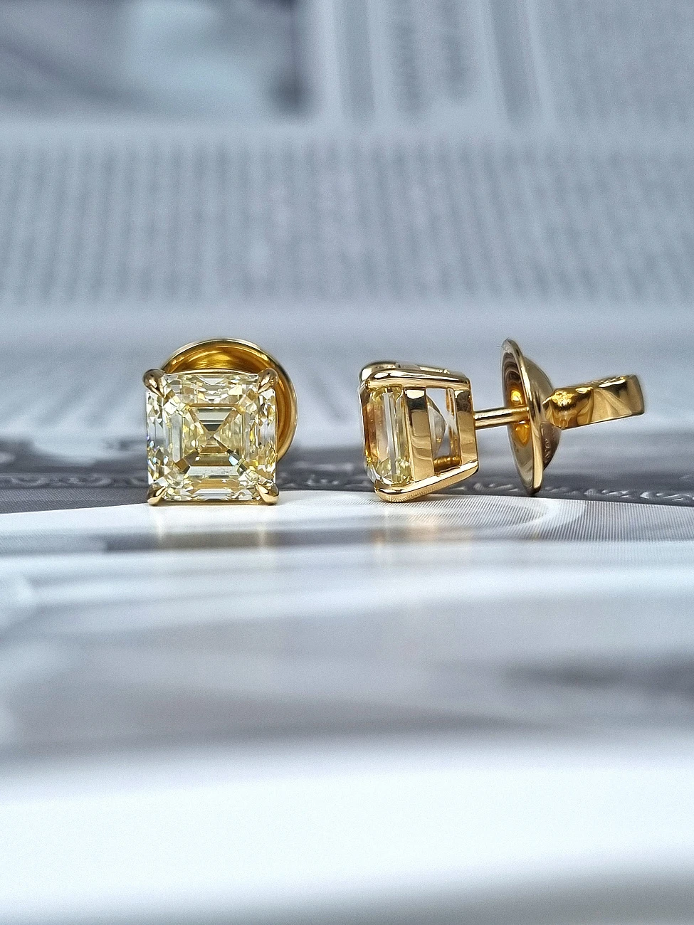 Украшение GIA  Серьги 2,51/2,51 ct. U to V/VS1 (Asscher cut)   