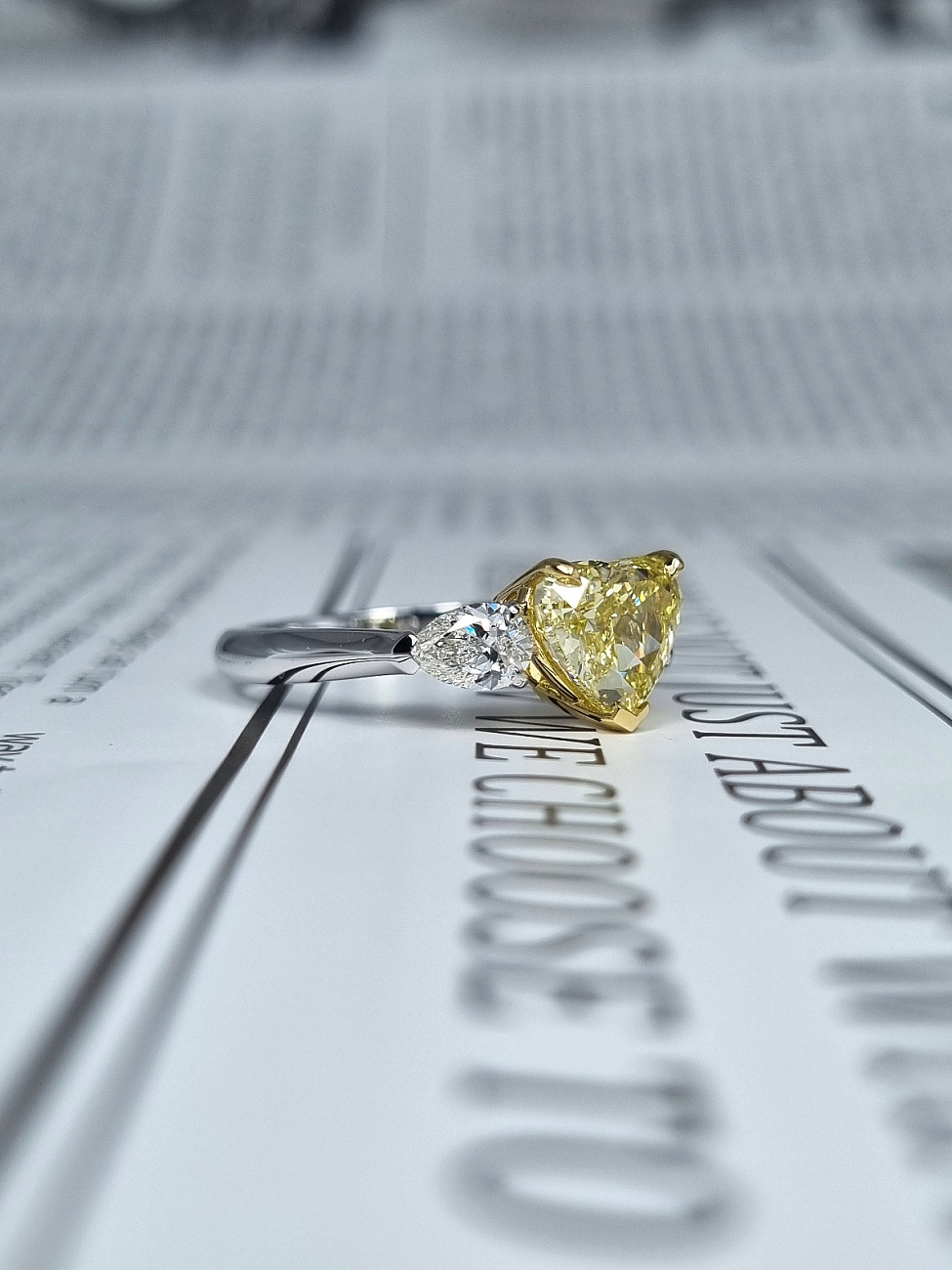 Украшение NO NAME  Кольцо 2,01 ct. Fancy Yellow/VS1 &quot;Heart Diamond&quot;   