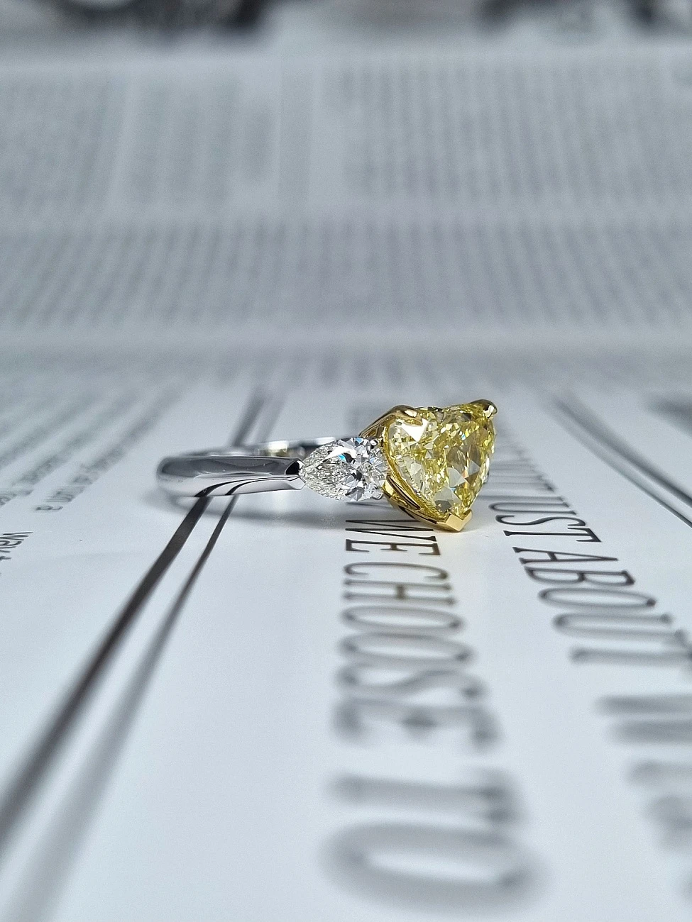 Украшение GIA  Кольцо 2,01 ct. Fancy Yellow/VS1 "Heart Diamond"   
