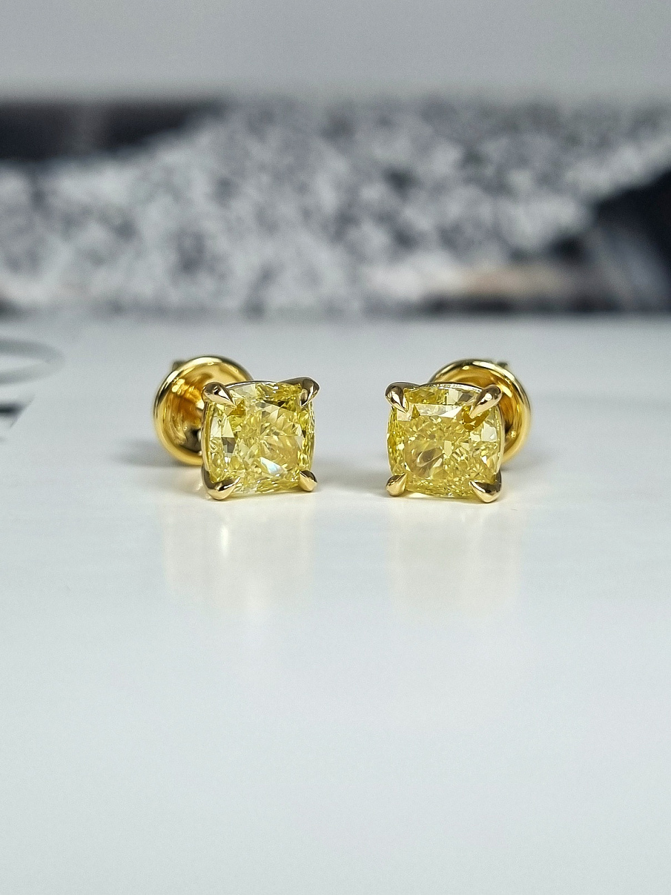 Украшение GIA  Серьги 2,00/2,01 ct. Fancy Intense Yellow/VS2 (Cushion Diamonds)   