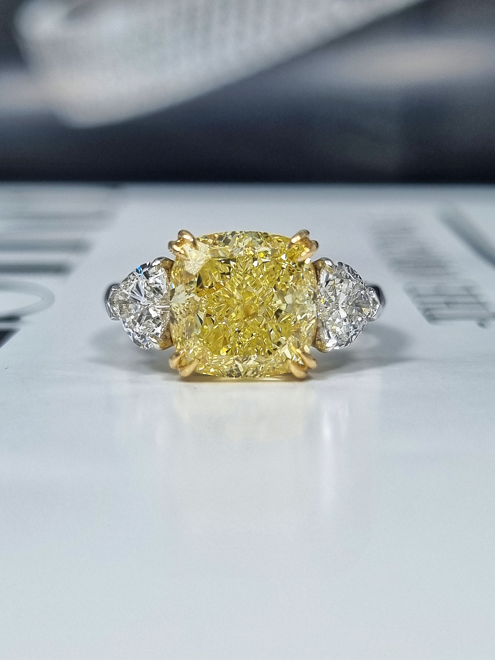 Украшение GIA  Кольцо с бриллиантом 5,00 ct. Fancy Yellow/VS2   