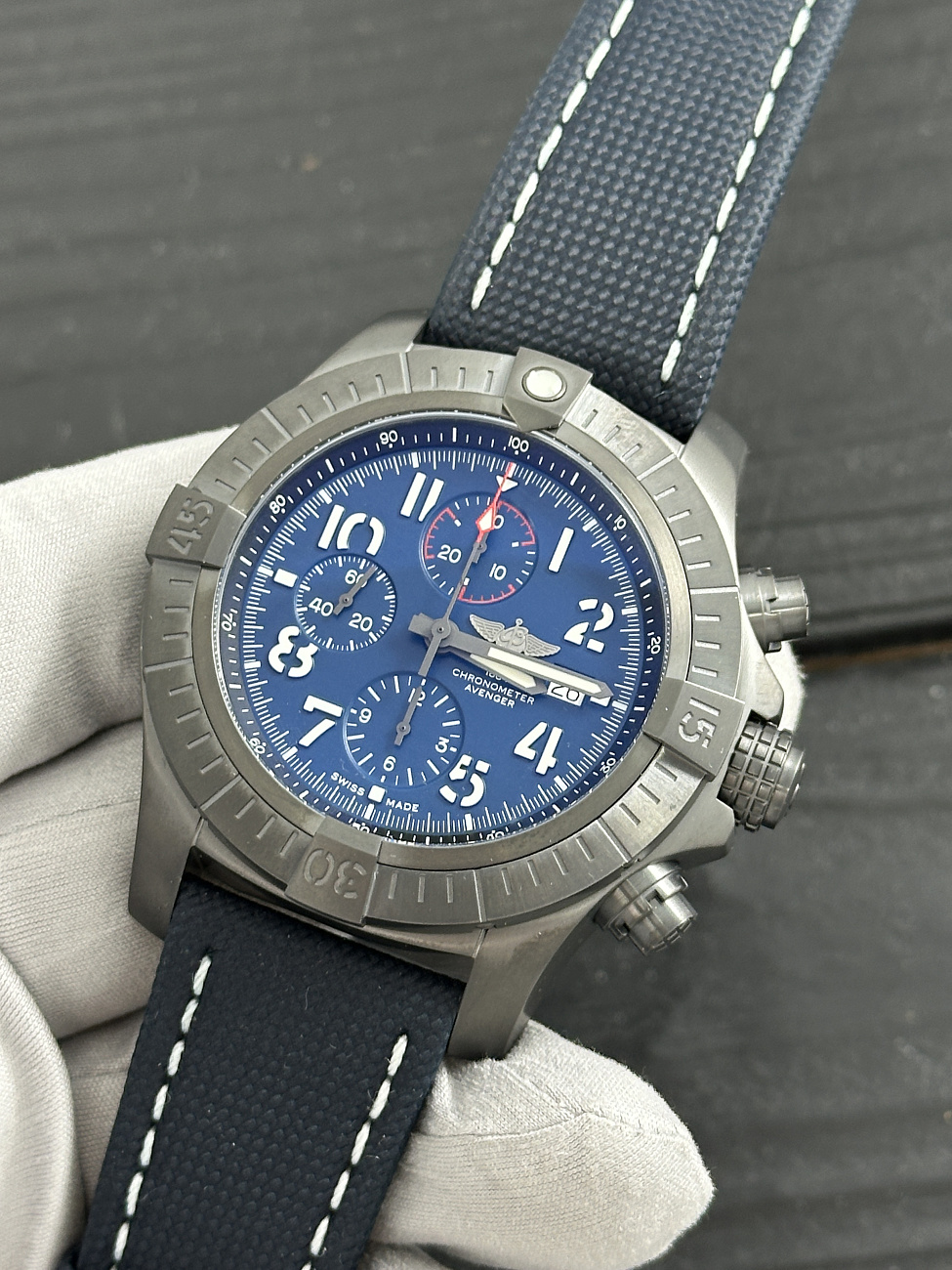 Часы Breitling  Super Avenger Chronograph 48 Night Mission  V13375101C1X2