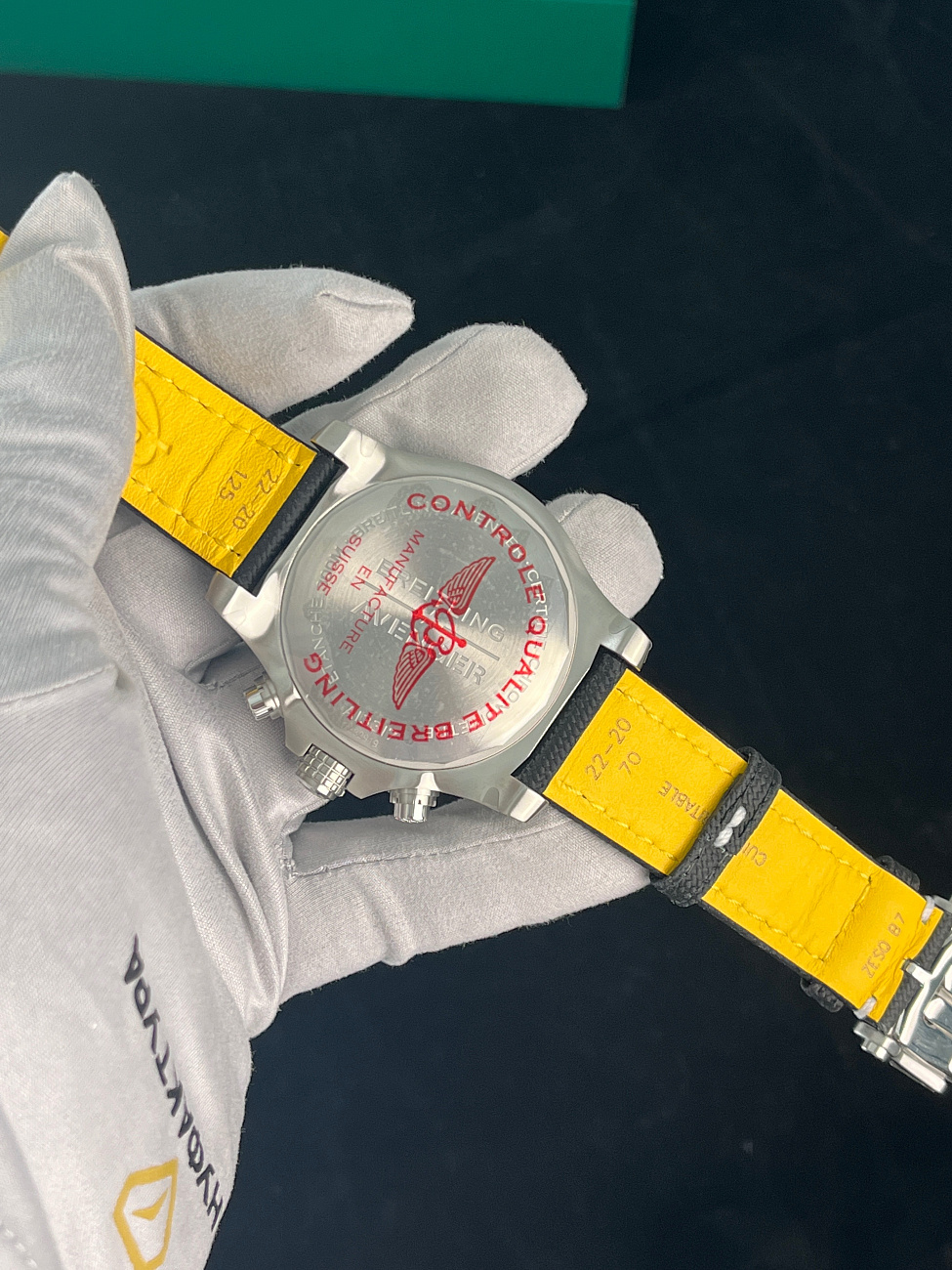 Часы Breitling  Avenger Chronograph 45  A13317101B1X1