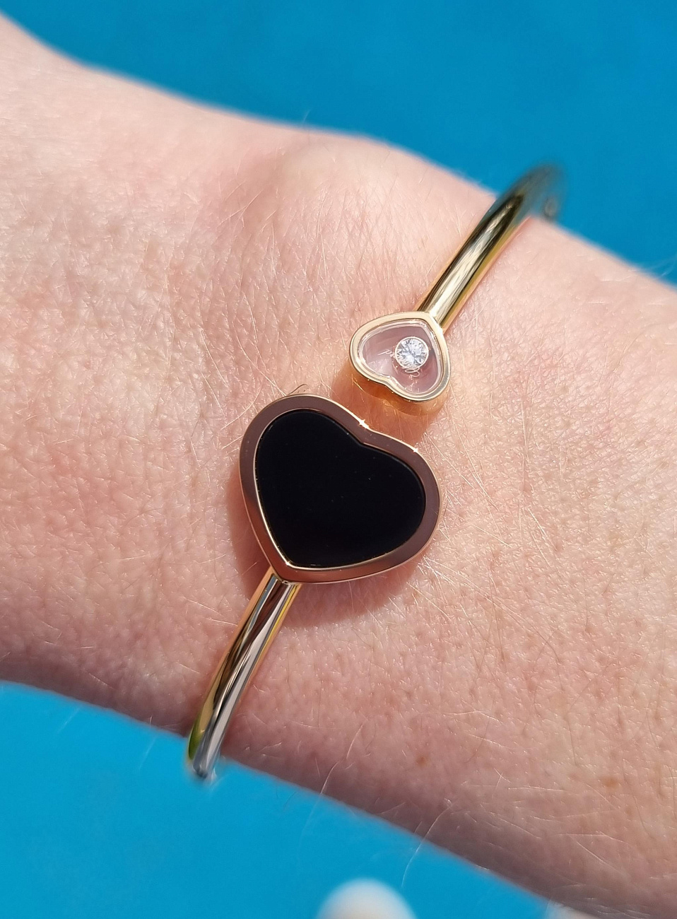 Украшение Chopard  Браслет Happy Hearts Bangle, Ethical Rose Gold, Diamond, Onyx  857482-5202 
