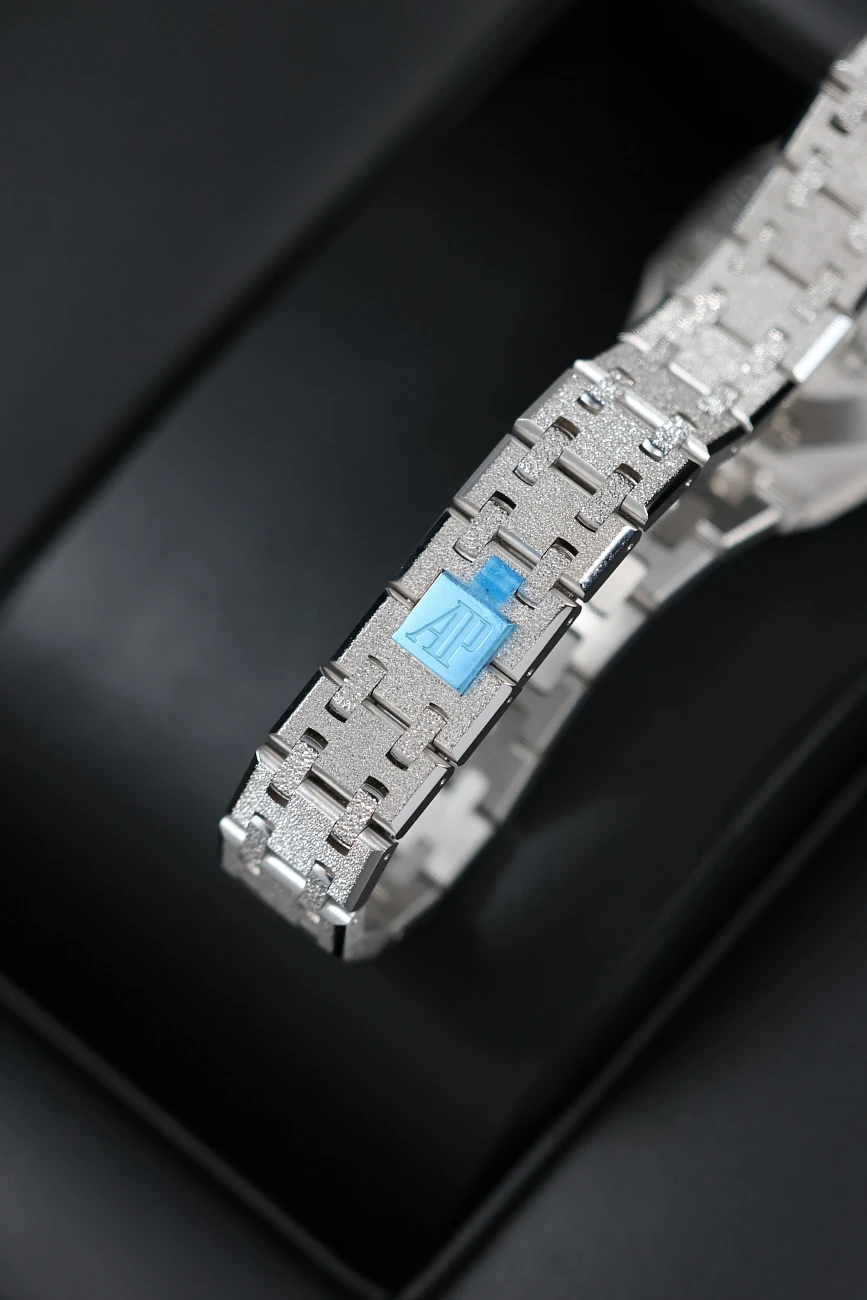 Часы Audemars Piguet  Royal Oak Mini Frosted White Gold 23Mm  67630BC.GG.1312BC.01