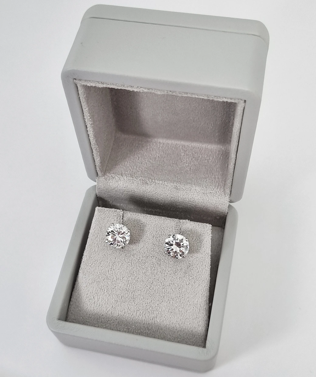 Украшение Graff  Stud Earrings 3,01/3,06 Ct. D-E/Vs1   