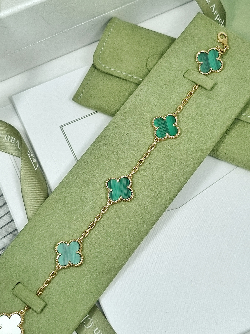 Украшение Van Cleef & Arpels  Vintage Alhambra Bracelet, 5 motifs, Malachite  VCARL80900 