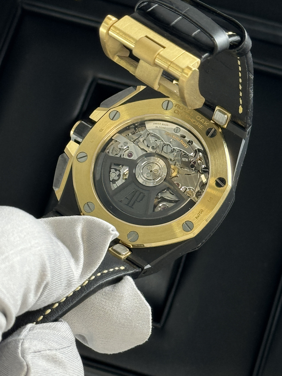 Часы Audemars Piguet  Royal Oak Offshore Chronograph 43Mm Ceramic Yellow Gold  26420CE.OO.A127CR.01