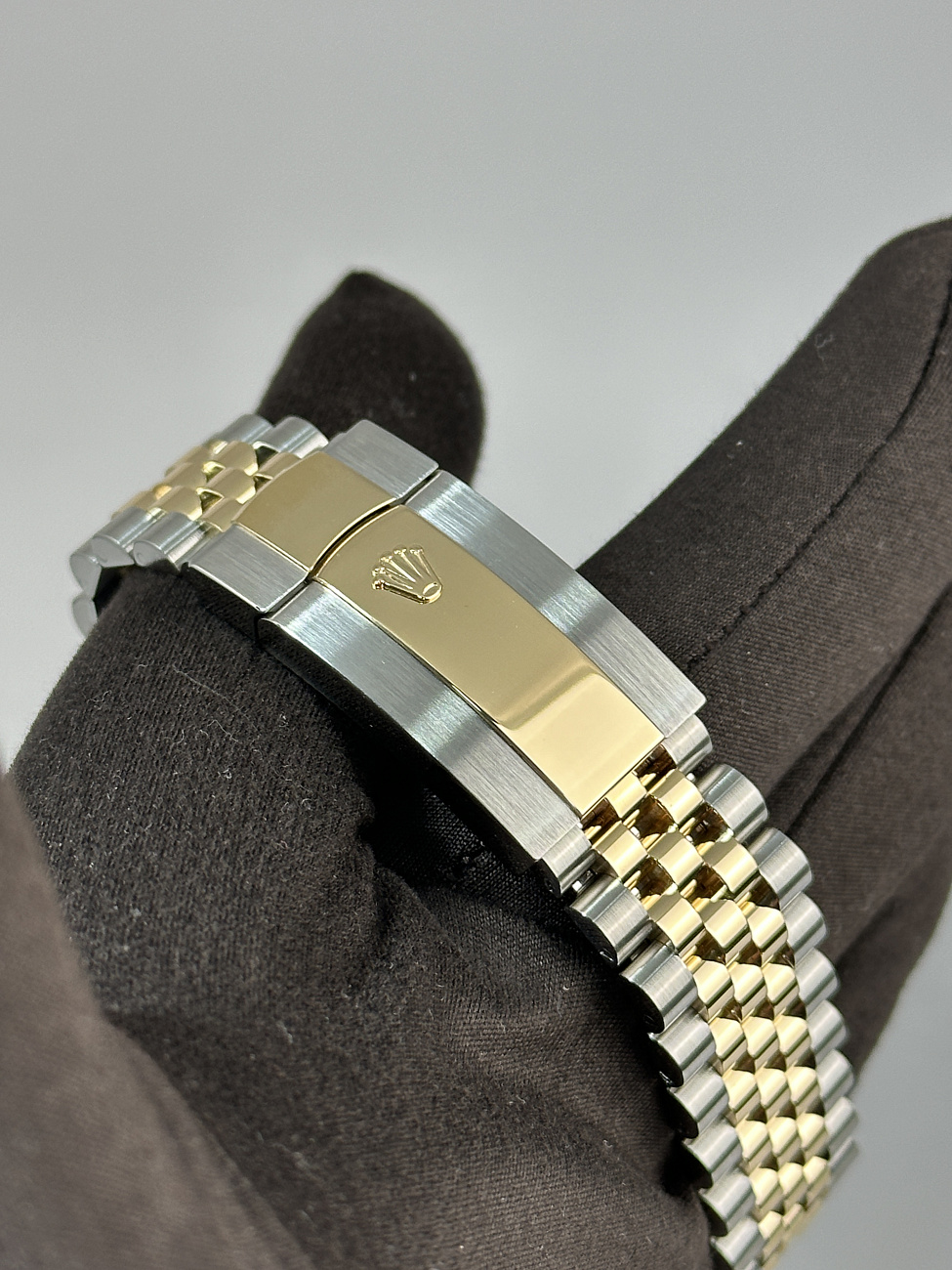 Часы Rolex  Sky-Dweller 42Mm Steel And Yellow Black Dial  326933