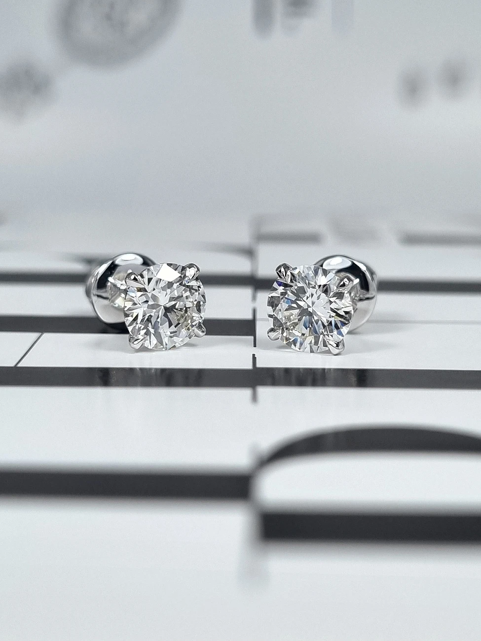 Украшение GIA  Серьги 1,00/1,00 ct. F/VS2 (3 Excellent) Round Diamonds   