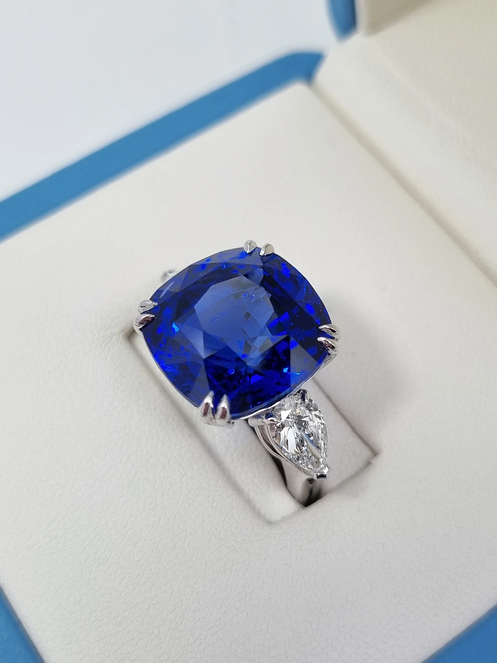 Украшение GRS GemResearch Swisslab  Кольцо с сапфиром 17,62 сt. "Royal Blue"   