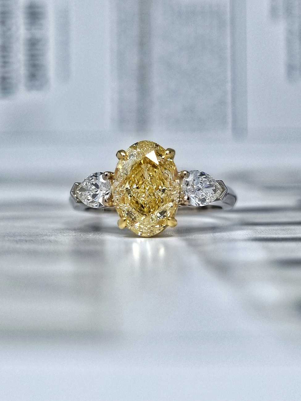 Украшение GIA  Кольцо с бриллиантом 2,68 ct. Fancy Light Yellow/VS1   