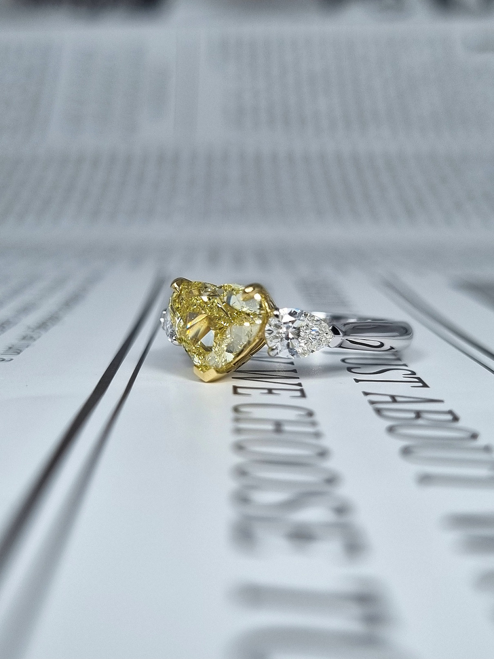 Украшение NO NAME  Кольцо 2,01 ct. Fancy Yellow/VS1 &quot;Heart Diamond&quot;   