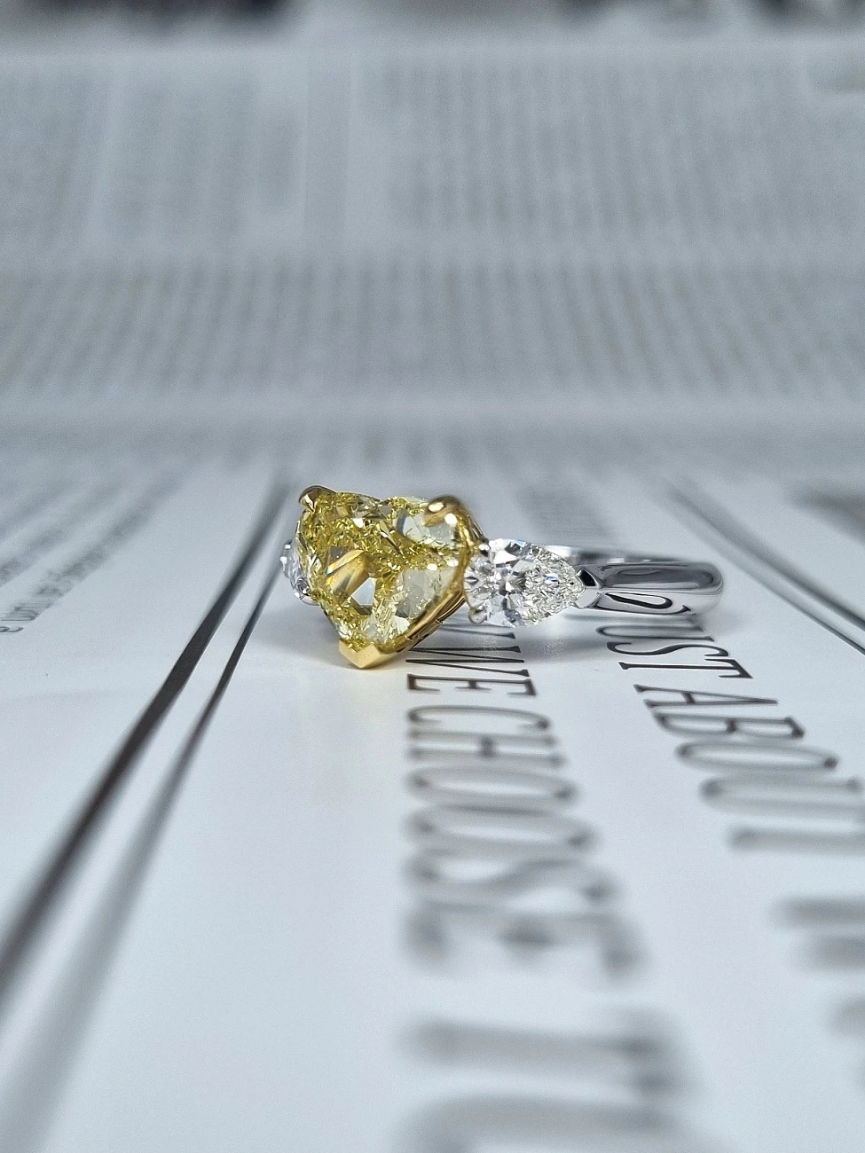 Украшение GIA  Кольцо 2,01 ct. Fancy Yellow/VS1 "Heart Diamond"   