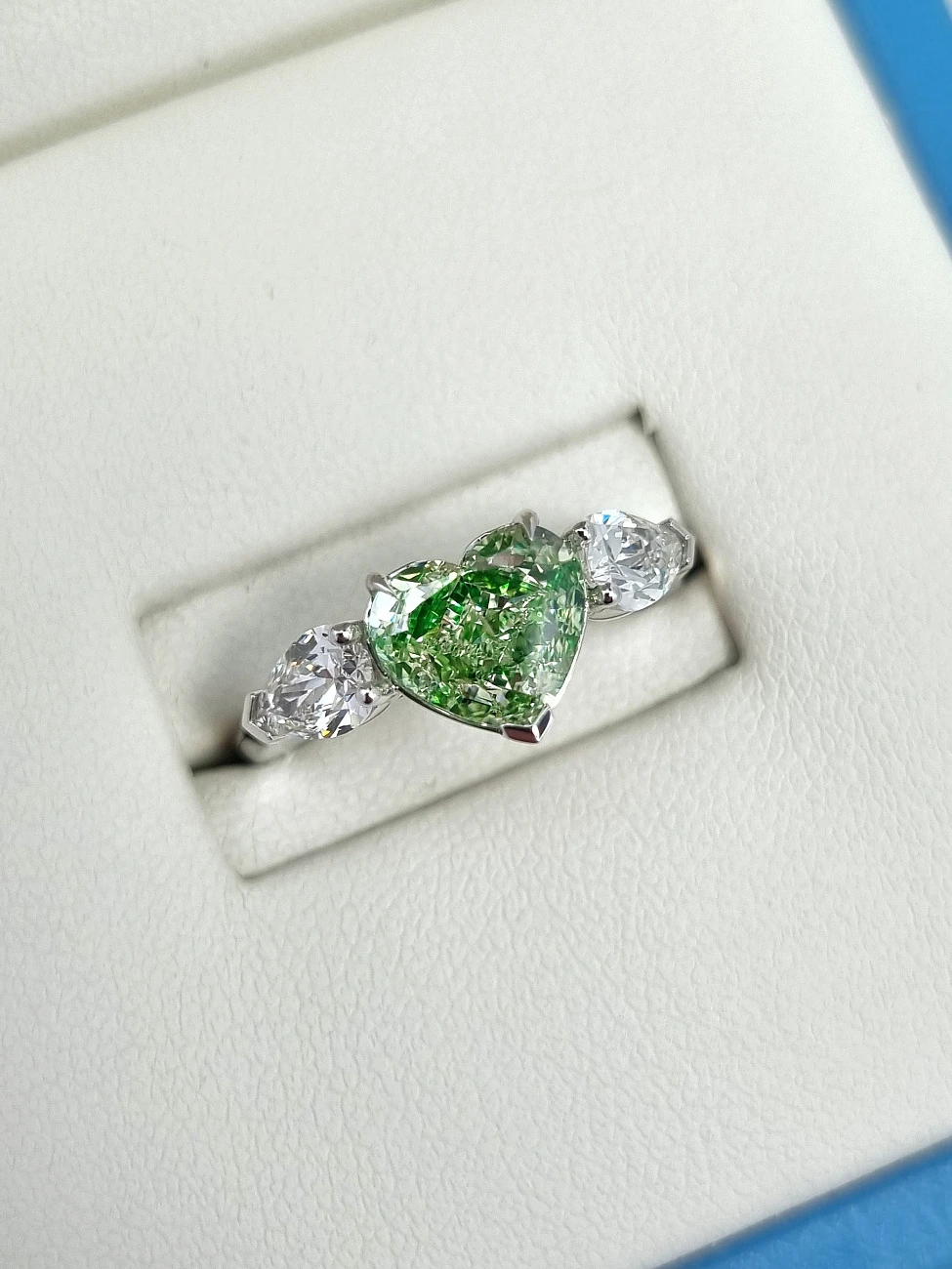 Украшение GIA  Кольцо с бриллиантом 2,01 ct. FLGY/VS1   