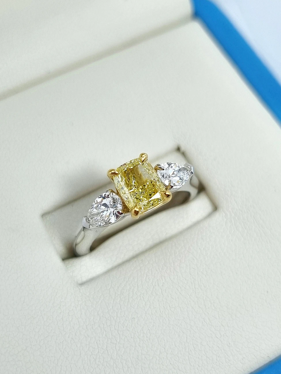 Украшение GIA  Кольцо с бриллиантом 1,16 ct. Fancy Yellow/ Internally Flawless   
