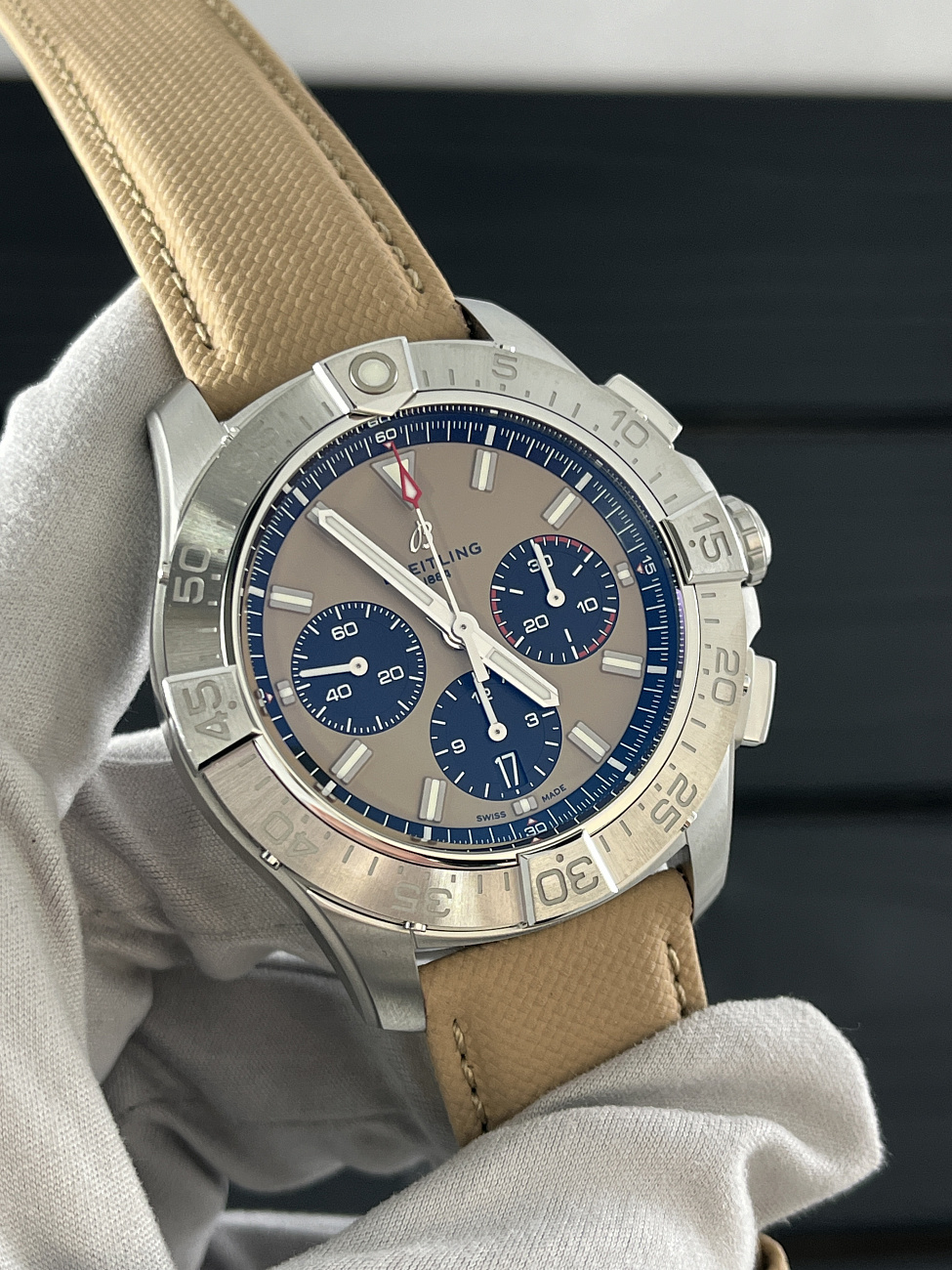 Часы Breitling  Avenger B01 Chronograph 44Mm  AB0147101A1X1