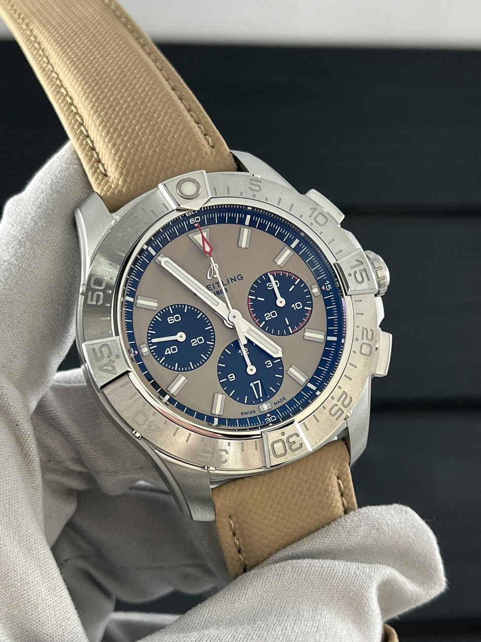 Часы Breitling  Avenger B01 Chronograph 44Mm  AB0147101A1X1