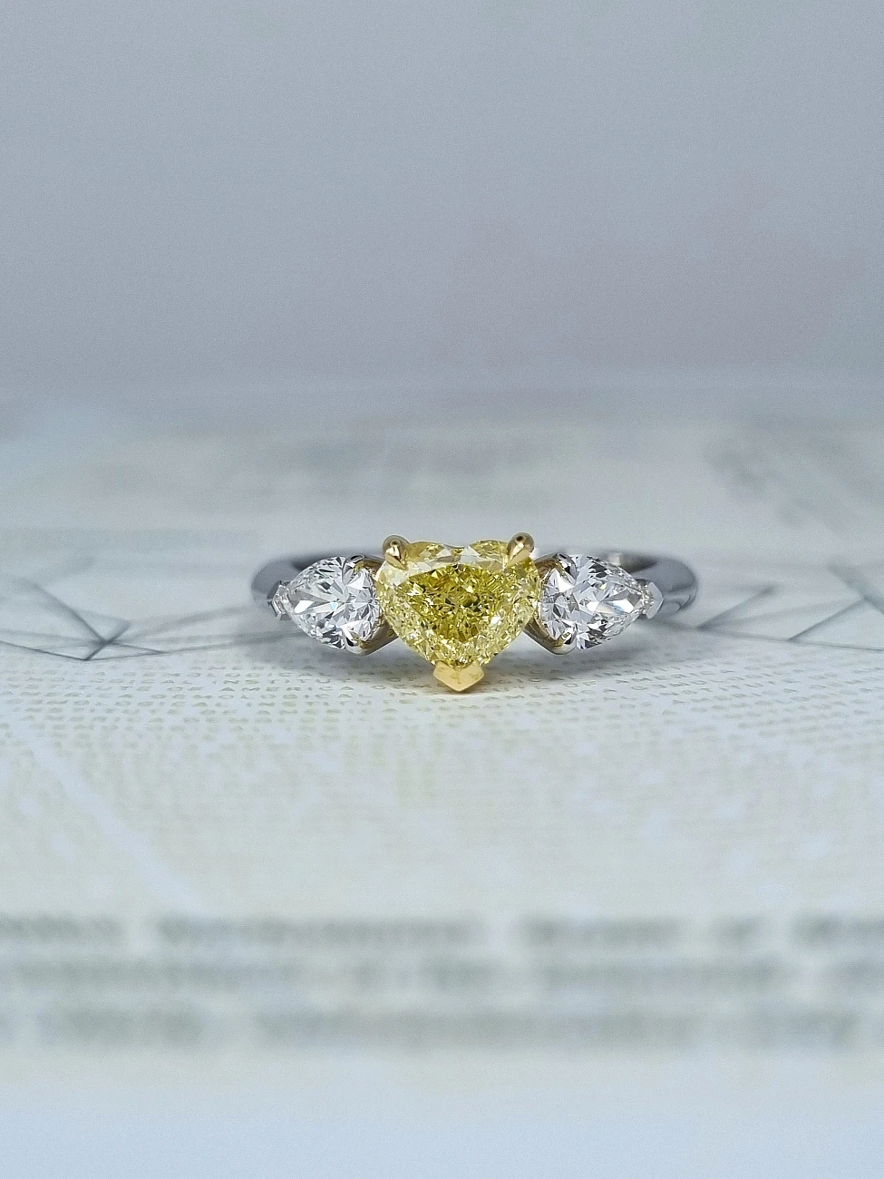 Украшение GIA  Кольцо с бриллиантом 1,02 ct. Fancy Yellow/VS1   