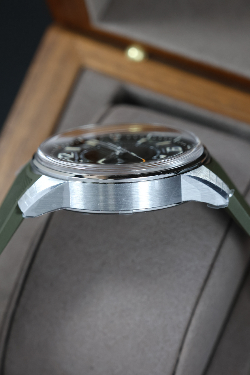 Часы Jaeger-LeCoultre  Polaris Date Olive  Q906863J