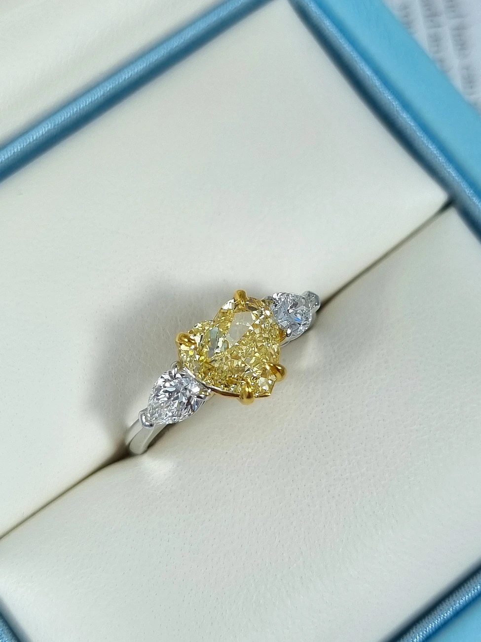 Украшение GIA  Кольцо с бриллиантом 2,01 ct. Fancy Yellow/VS2   