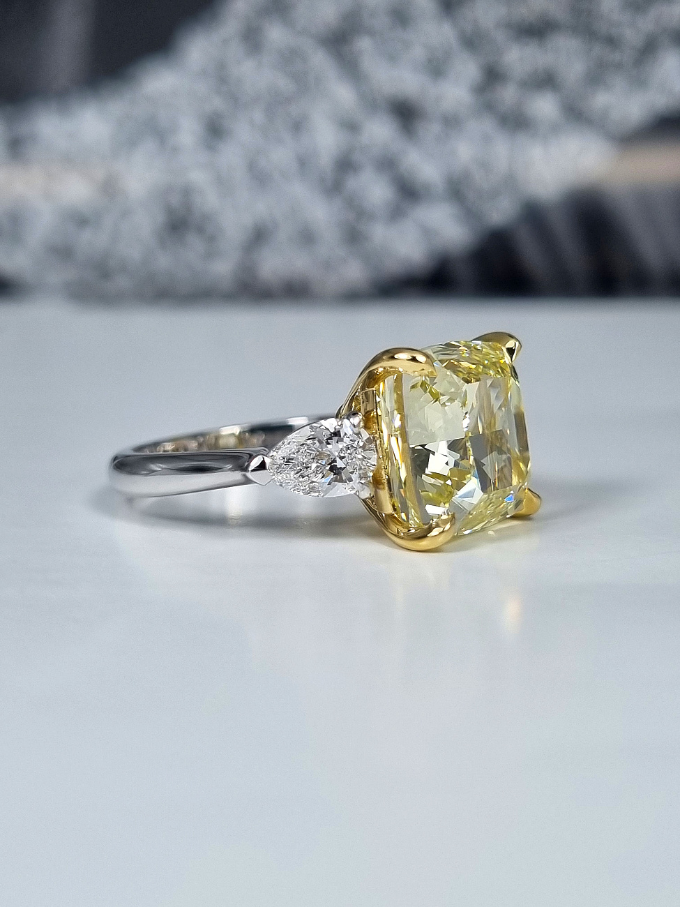 Украшение GIA  Кольцо с бриллиантом 8,88 ct. Fancy Yellow/VVS2 "Lucky Number"   