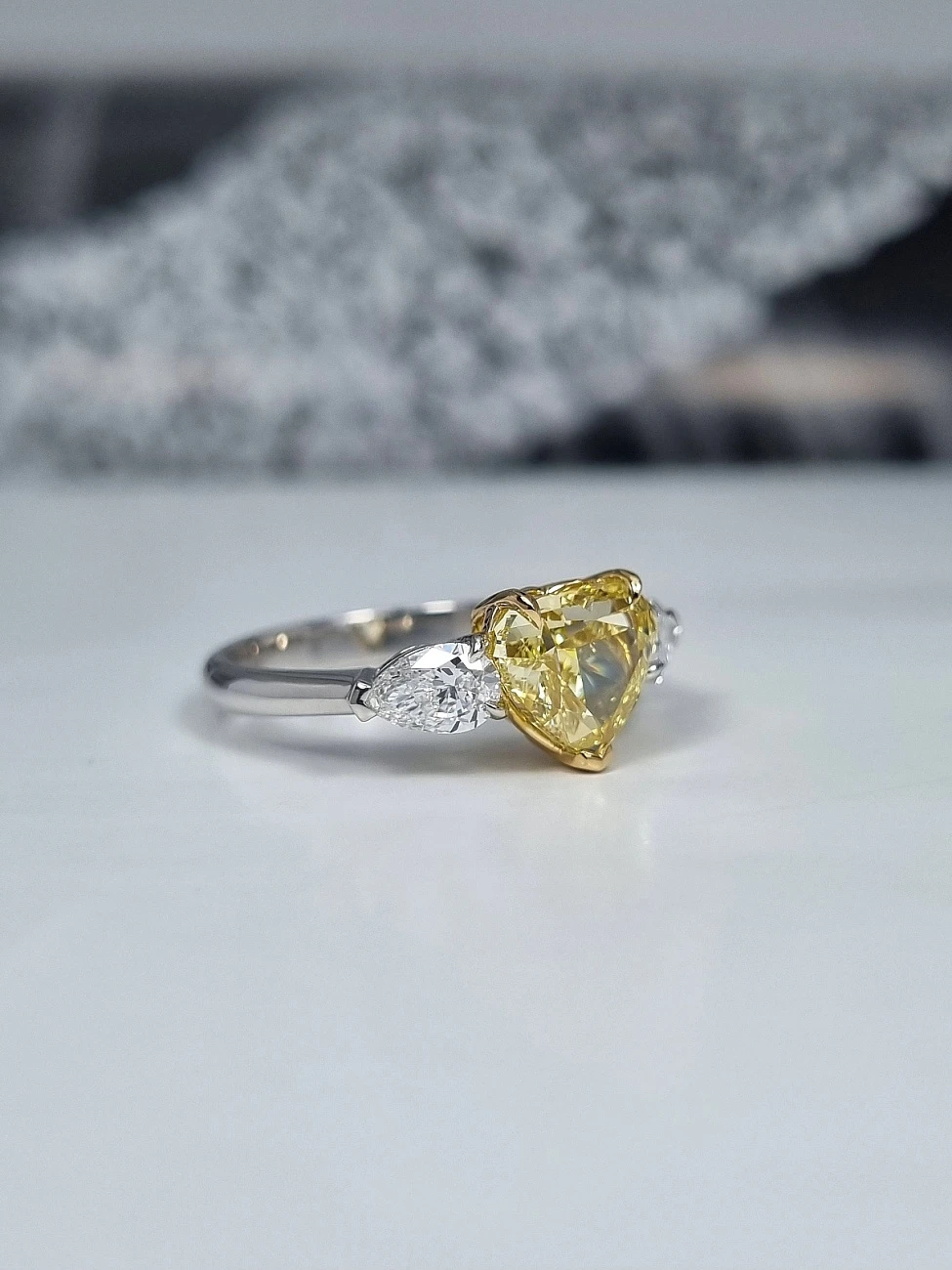 Украшение GIA  Кольцо 2,01 ct. Fancy Intense Yellow/VS2 (Heart Diamond)   