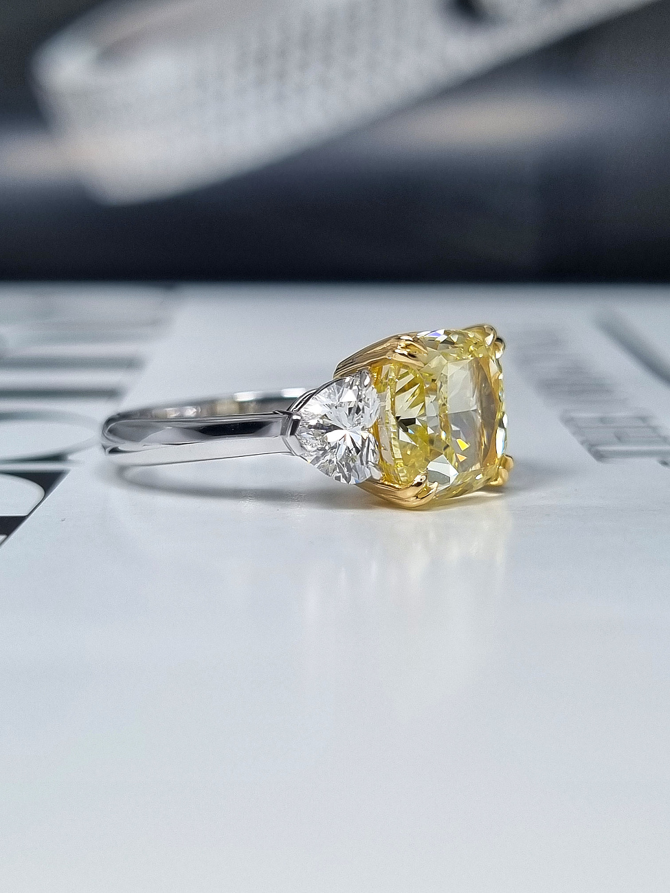 Украшение GIA  Кольцо с бриллиантом 5,00 ct. Fancy Yellow/VS2   