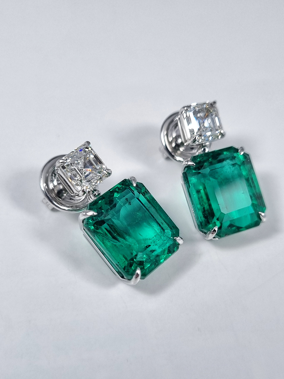 Украшение GRS GemResearch Swisslab  Серьги с изумрудами 9,20/9,46 ct. Vivid Green (Zambia)   