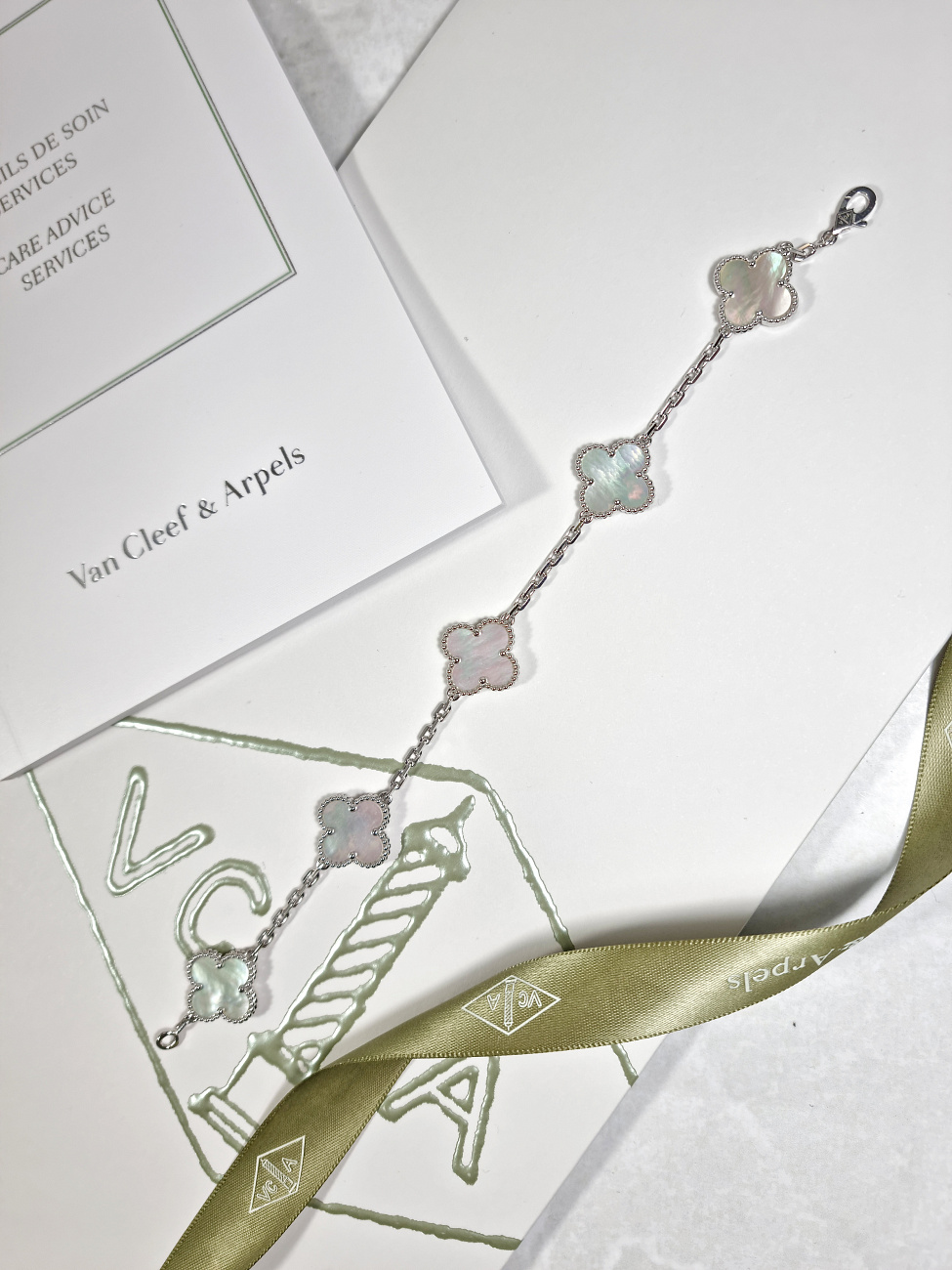 Van Cleef & Arpels в наличии в Москве в &quot;Мануфактуре&quot;! 