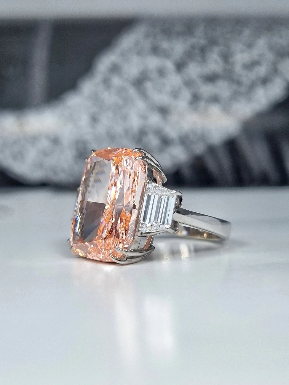 Украшение No Name  Кольцо 3,13 гр. (15,66 ct.) Fancy Vivid Pink/VS1 (Ограненный синтетический алмаз)   