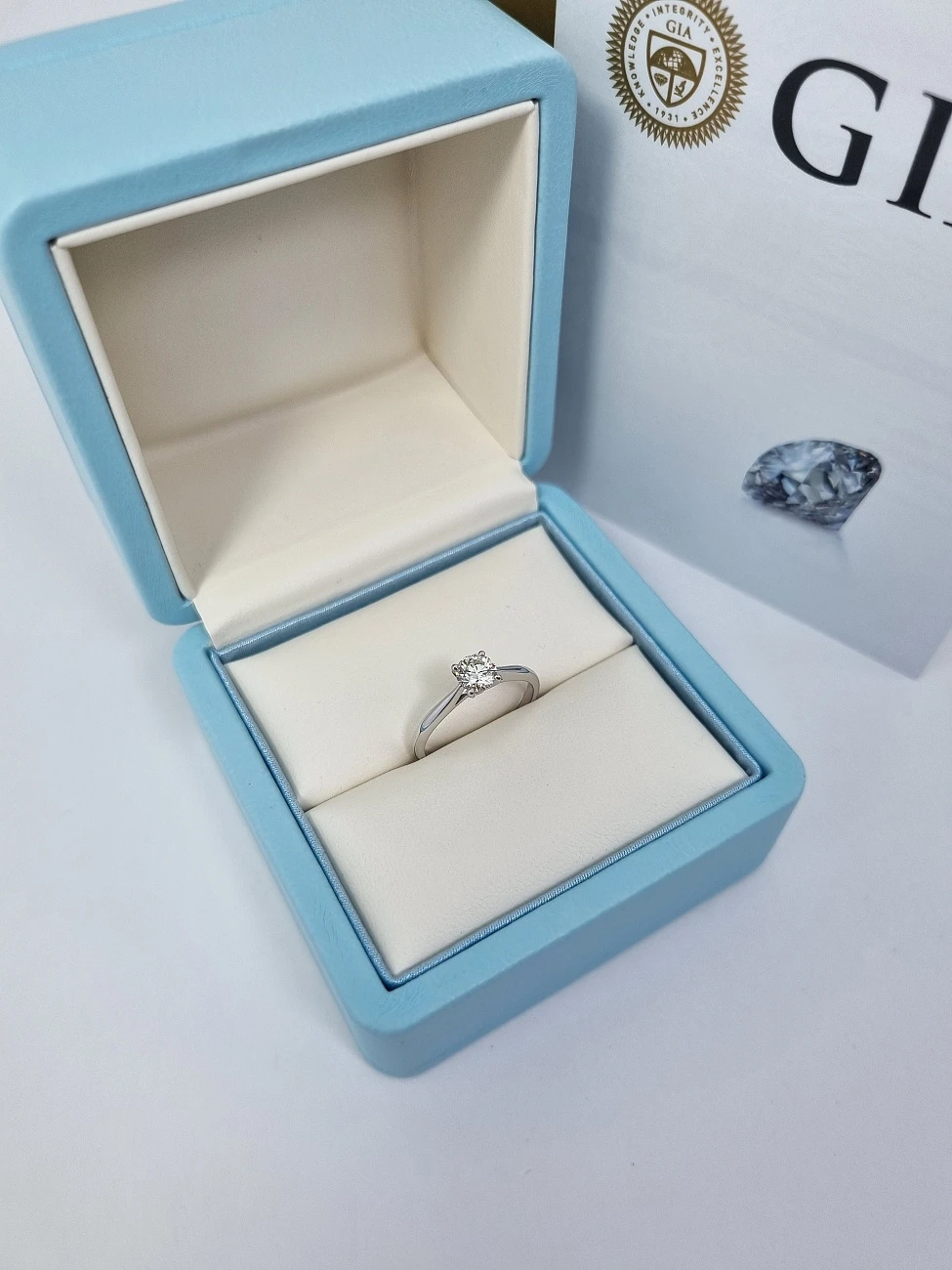 Украшение GIA  Кольцо с бриллиантом 0,52 ct. K/VS2   