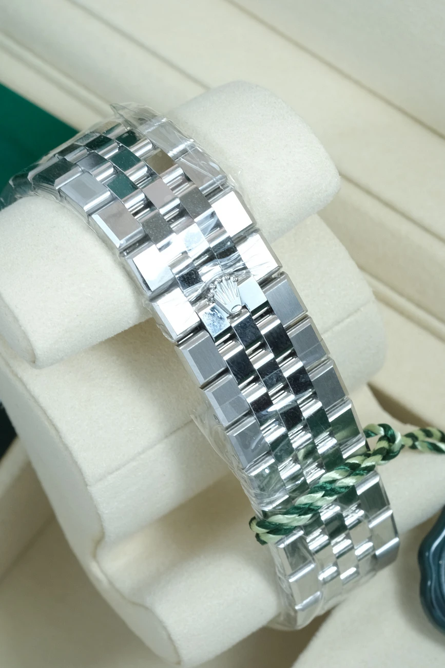 Часы Rolex  Land Dweller 40 Steel  127334