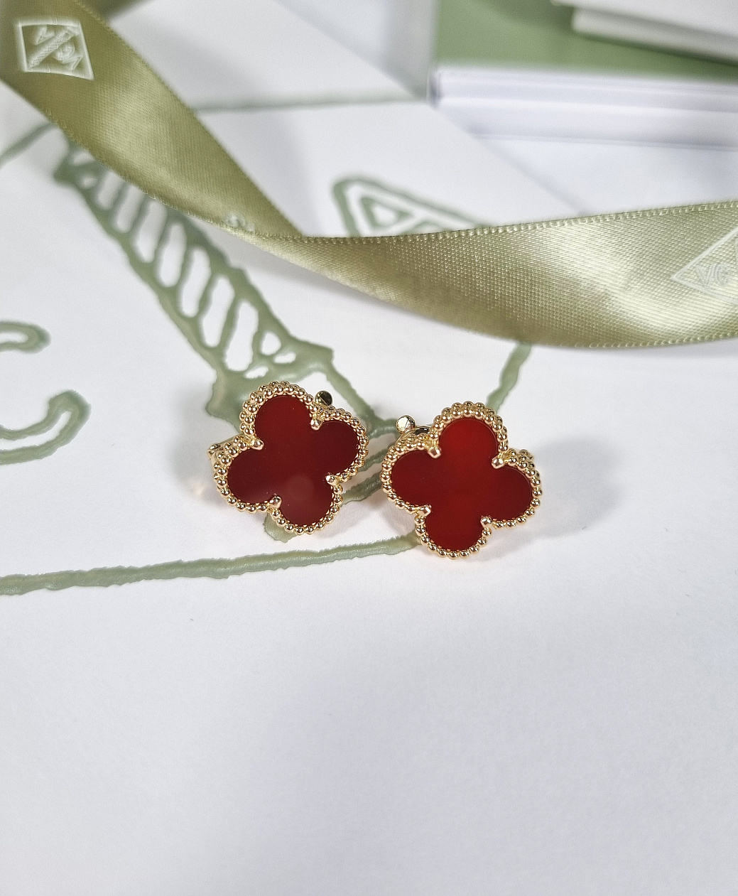 Украшение Van Cleef & Arpels  Vintage Alhambra Earrings  VCARD40400 