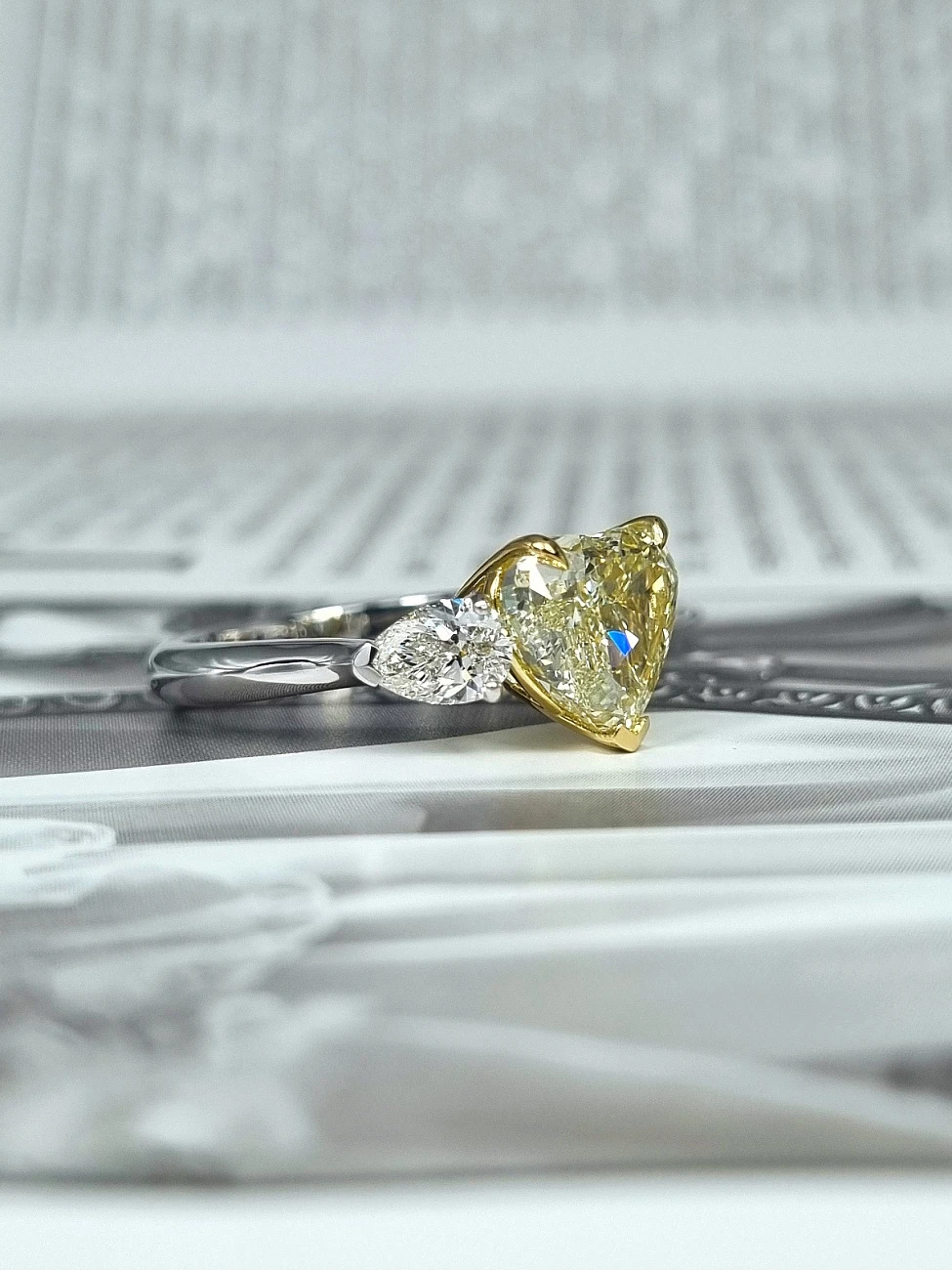 Украшение GIA  Кольцо 3,02 ct. Fancy Light Yellow/VS2 (Heart Diamond)   
