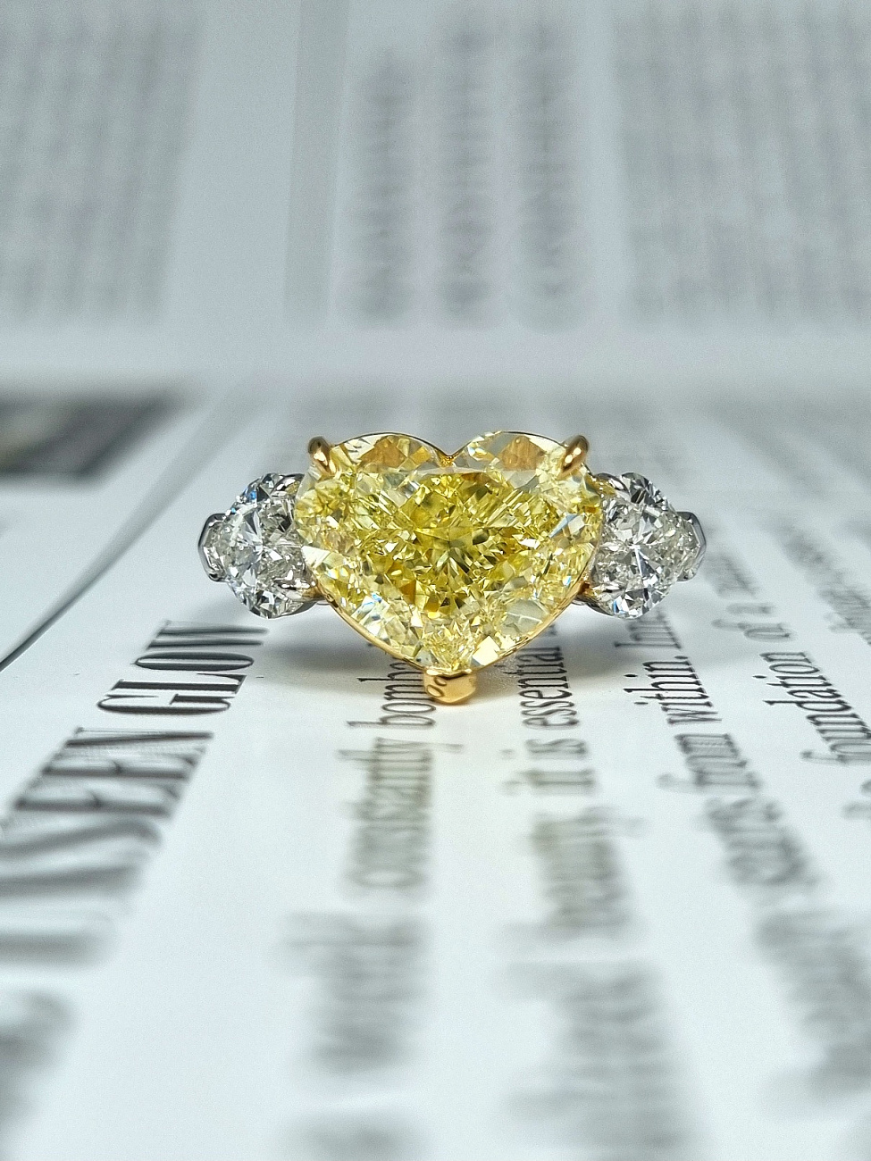 Украшение NO NAME  Кольцо 5,30 ct. Fancy Yellow/Si1 (Heart Diamond)   