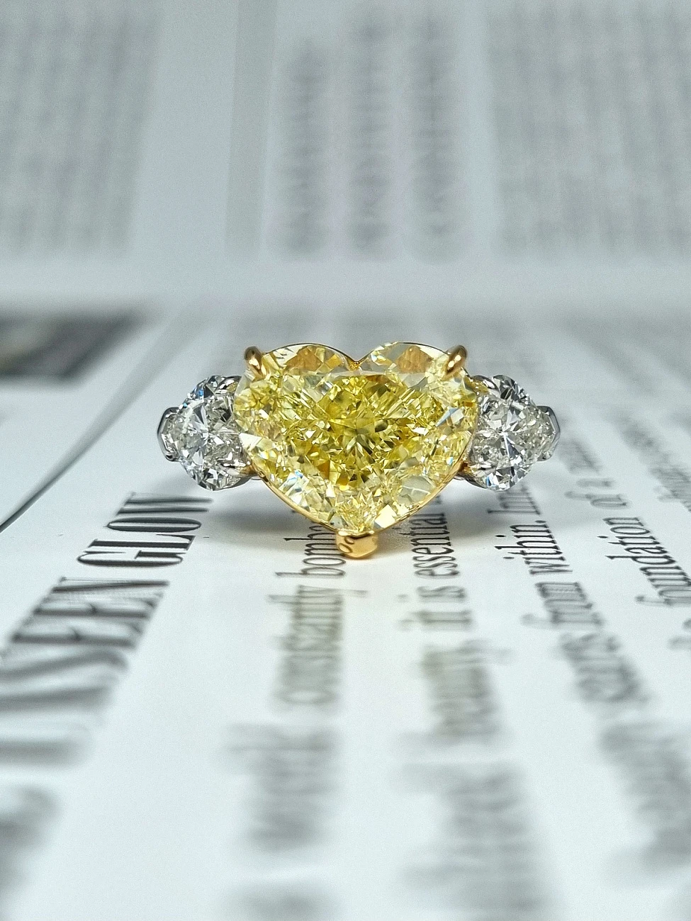 Украшение GIA  Кольцо 5,30 ct. Fancy Yellow/Si1 (Heart Diamond)   