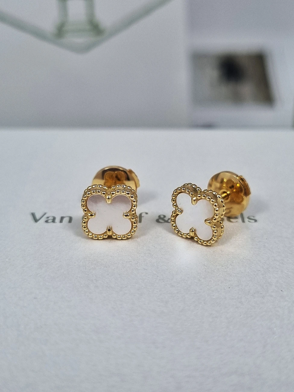 Украшение Van Cleef &amp; Arpels  Sweet Alhambra Earstuds Yellow Gold Mop  VCARA44800 