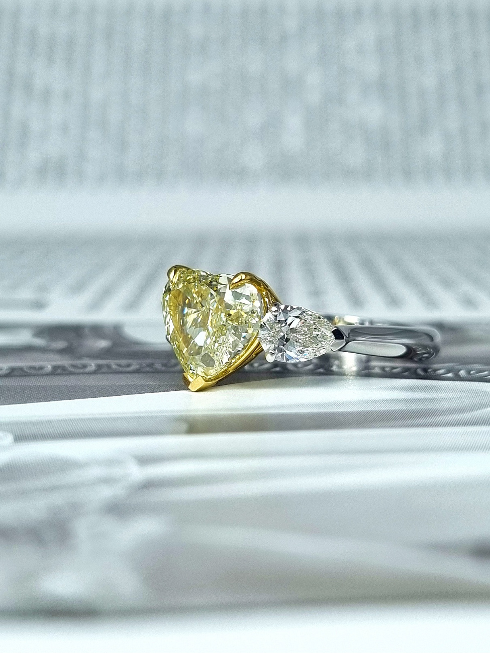 Украшение GIA  Кольцо 3,02 ct. Fancy Light Yellow/VS2 (Heart Diamond)   