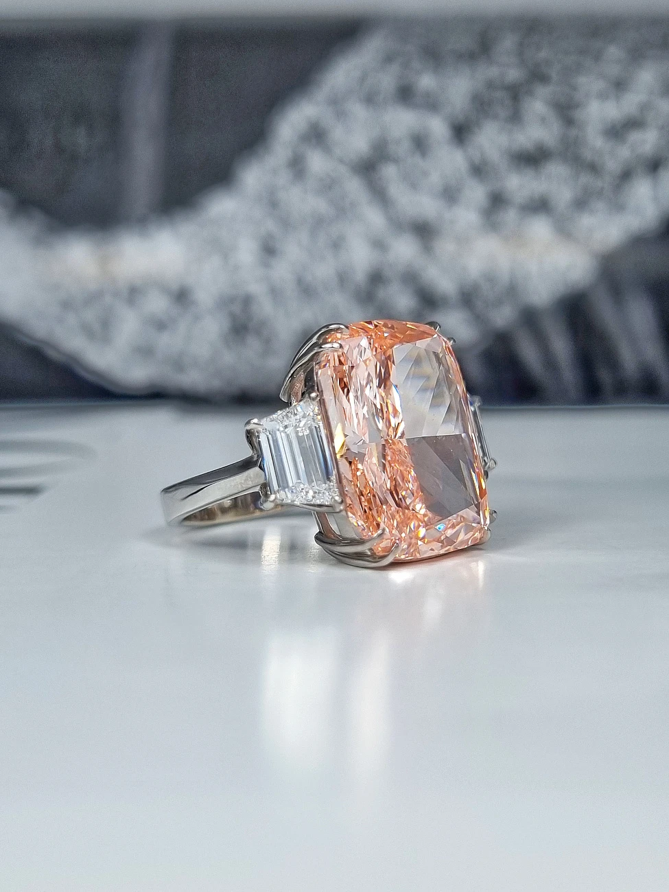 Украшение No Name  Кольцо 3,13 гр. (15,66 ct.) Fancy Vivid Pink/VS1 (Ограненный синтетический алмаз)   