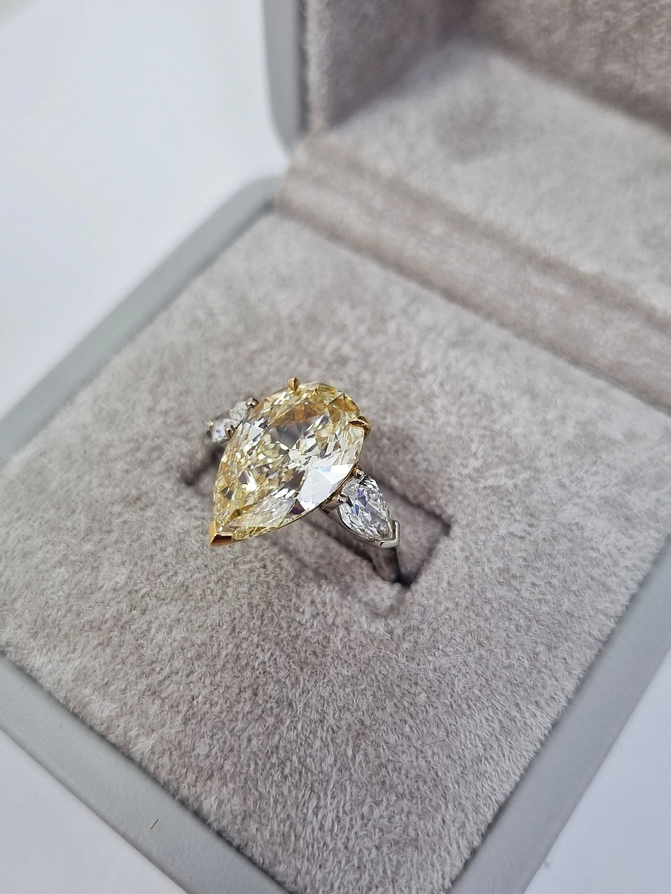 Украшение GIA  Кольцо С Бриллиантом 5,00 Ct. Ly/Vs2   