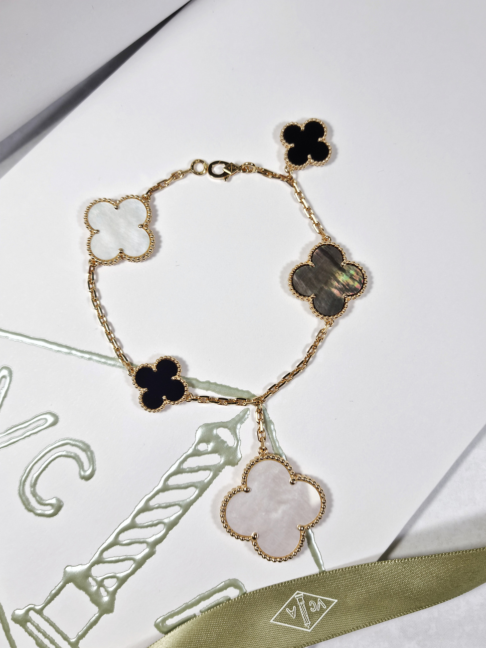 Украшение Van Cleef & Arpels  Magic Alhambra Bracelet, 5 Motifs  VCARD78700 