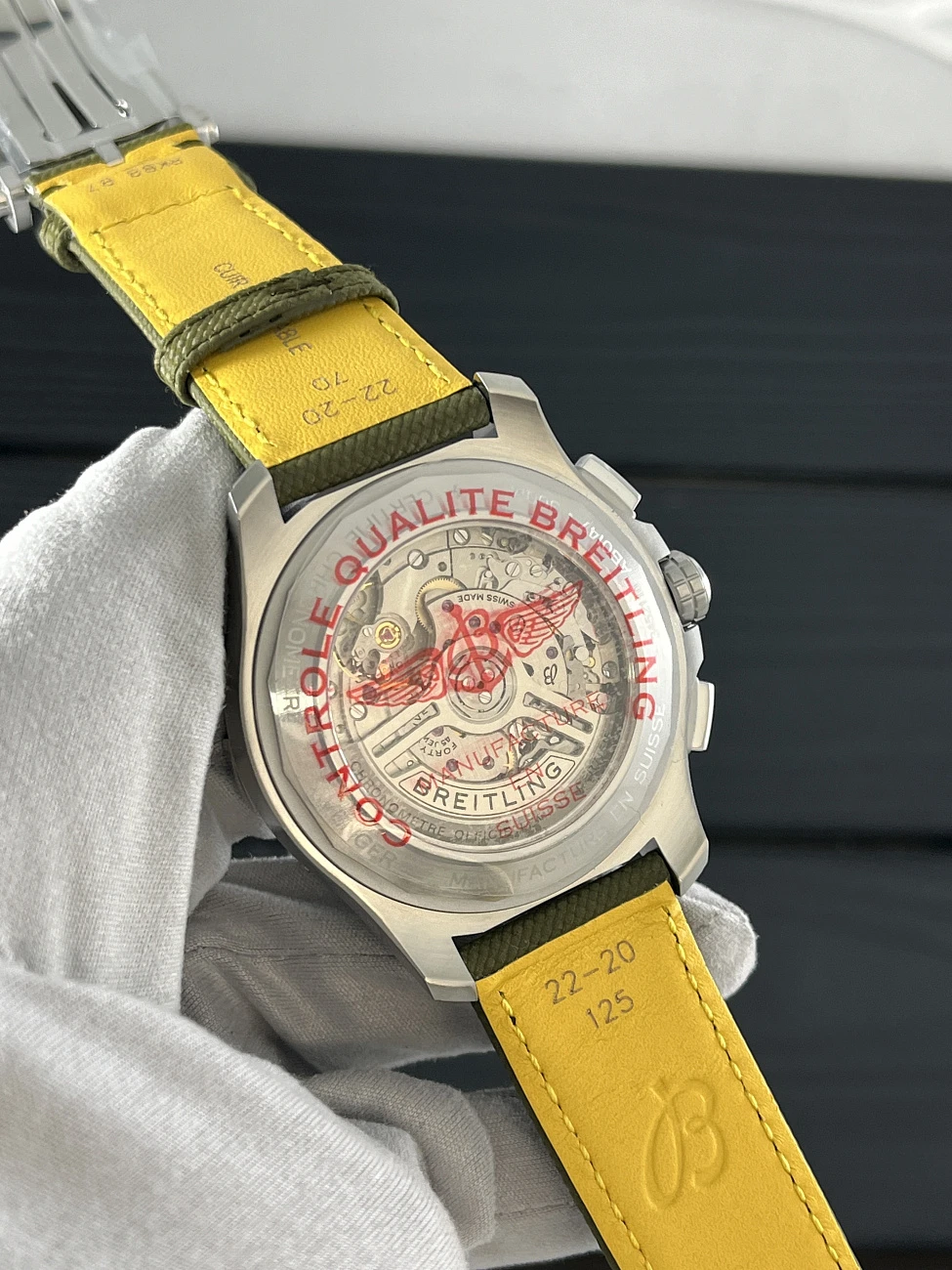 Часы Breitling  Avenger B01 Chronograph 44Mm  AB0147101L1X1