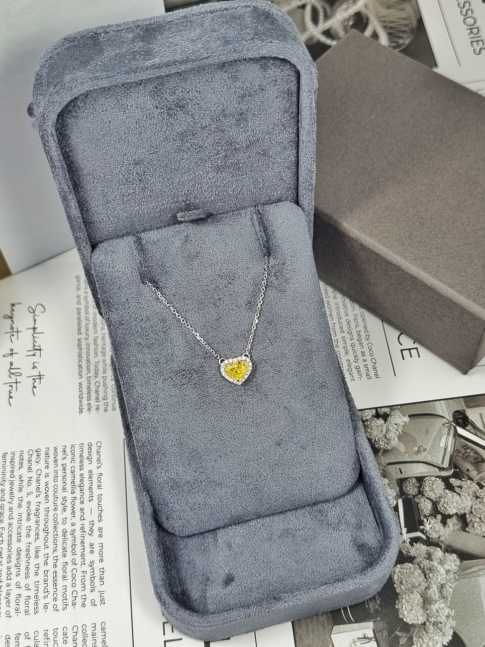 Украшение GIA  Подвеска 1,01 ct. Fancy Vivid Yellow/VS1 "Heart Diamond"   
