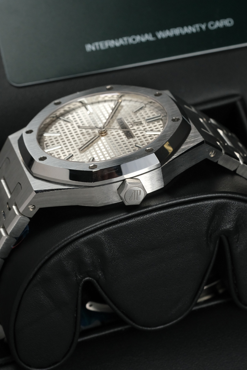 Часы Audemars Piguet  Royal Oak 41Mm White Dial  15500ST.OO.1220ST.04